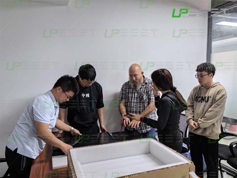 Upbest présente notre solution de tuiles solaires BIPV au client